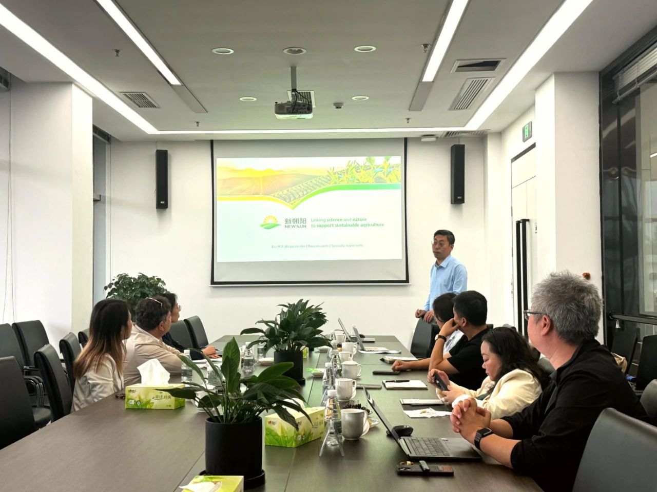 以色列駐成都總領(lǐng)事代表團(tuán)一行蒞臨新朝陽(yáng)參觀交流，共探中以農(nóng)業(yè)科技協(xié)同發(fā)展之路